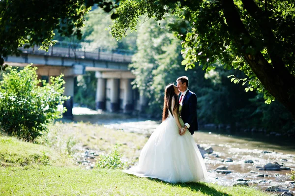 Casal encantador em paisagens incríveis ficar contra mountai — Fotografia de Stock