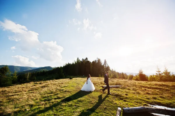 Casal encantador em paisagens incríveis de Carpathian mounta — Fotografia de Stock