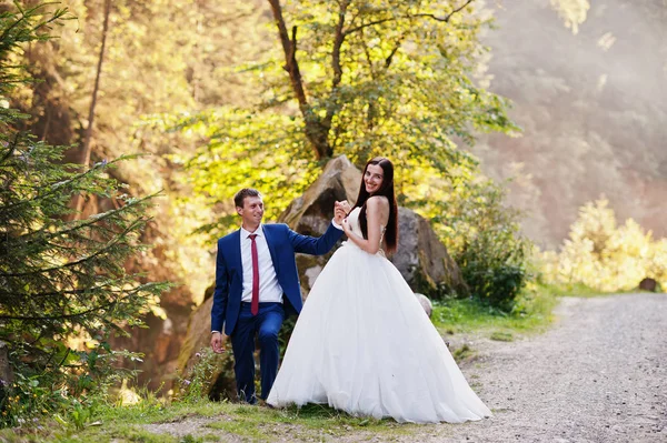 Casamento encantador casal contra rio com pedras em Carpathian mo — Fotografia de Stock