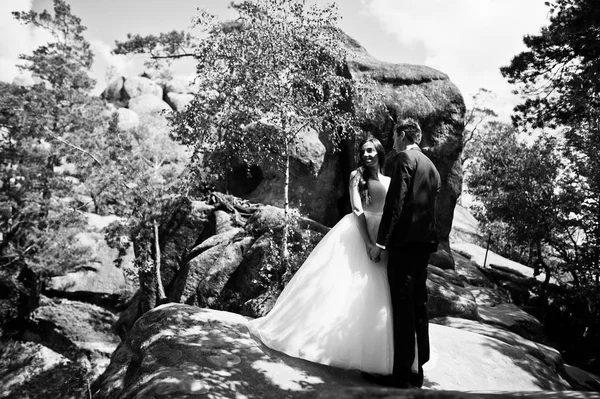 Szép esküvői pár a csodálatos táj rock Dovbush, C — Stock Fotó