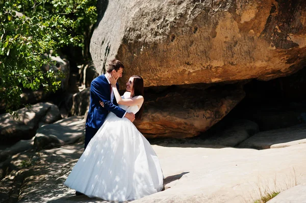 Hermosa pareja de boda en paisajes increíbles con roca Dovbush, C —  Fotos de Stock