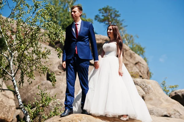 Прекрасная свадебная пара на удивительных ландшафтах с камнем Довбуш, C — стоковое фото