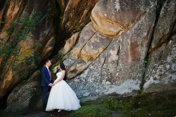 Hermosa pareja de boda en paisajes increíbles con roca Dovbush, C —  Fotos de Stock