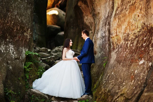 Hermosa pareja de boda en paisajes increíbles con roca Dovbush, C —  Fotos de Stock