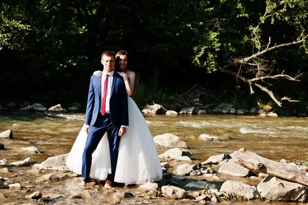 Härlig bröllopsparet på fantastiska landskap bo på mountain riv — Stockfoto
