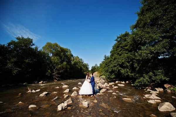 Hermosa pareja de boda en paisajes increíbles estancia en la montaña riv —  Fotos de Stock