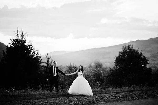 カルパティア山脈で夕日に夫婦が素敵な結婚式. — ストック写真