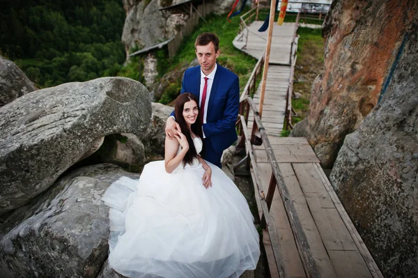 Прекрасная супружеская пара против скал крепости Тустан в Карпате — стоковое фото
