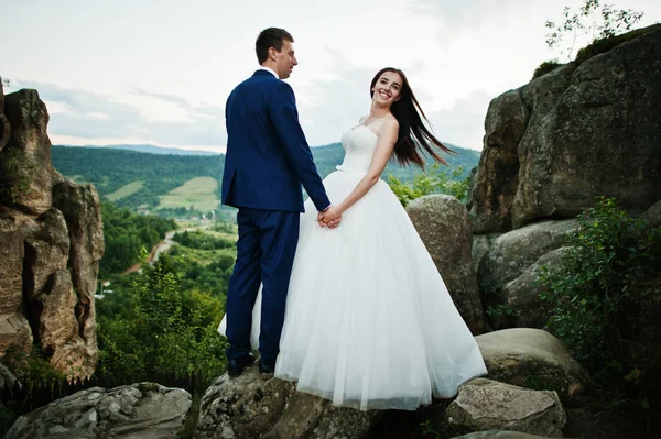 Bella coppia di nozze contro le rocce della fortezza Tustan a Carpath — Foto Stock