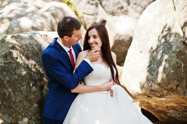 Hermosa pareja de boda en paisajes increíbles con roca Dovbush, C —  Fotos de Stock