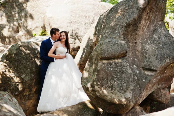 岩 Dovbush、C と素晴らしい景色で素敵な結婚式のカップル — ストック写真