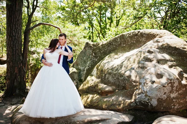 Casal encantador em paisagens incríveis com rocha Dovbush, C — Fotografia de Stock