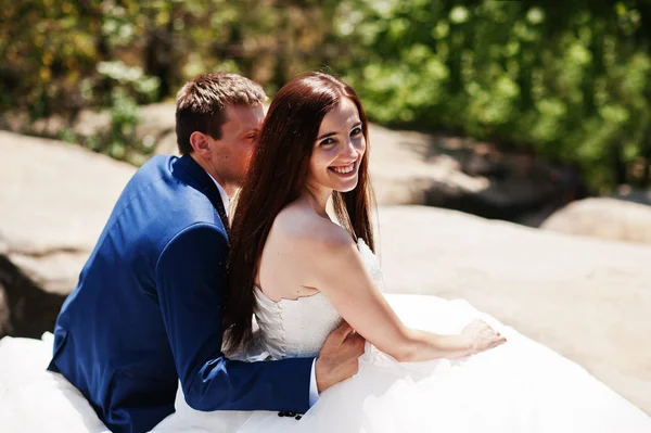 Hermosa pareja de boda en paisajes increíbles con roca Dovbush, C —  Fotos de Stock