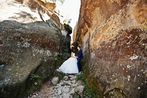 Szép esküvői pár a csodálatos táj rock Dovbush, C — Stock Fotó