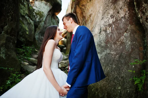 Hermosa pareja de boda en paisajes increíbles con roca Dovbush, C —  Fotos de Stock