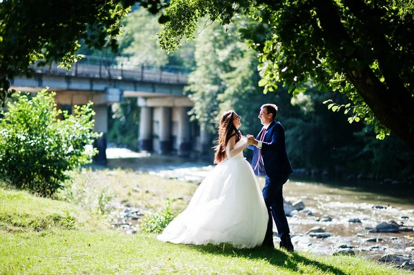 Casal encantador em paisagens incríveis ficar contra mountai — Fotografia de Stock