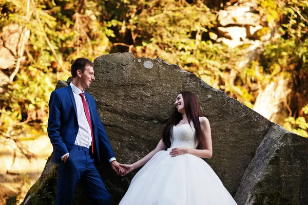 Preciosa pareja de boda contra el río con piedras en Carpathian mo —  Fotos de Stock