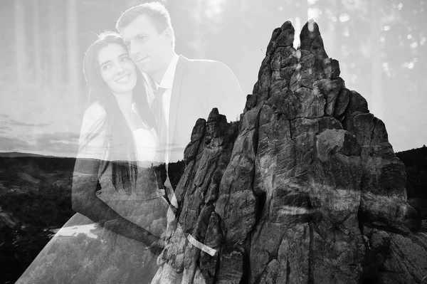 Double exposition de beau couple de mariage contre les rochers du fort — Photo