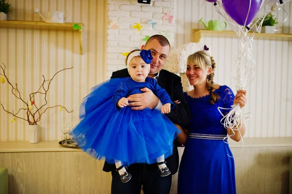 Menina bonito pequeno no vestido azul nas mãos do pai e mothe — Fotografia de Stock