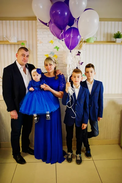 Szczęśliwa rodzina z cute little dziewczynka w bir roku niebieski dress.1 — Zdjęcie stockowe
