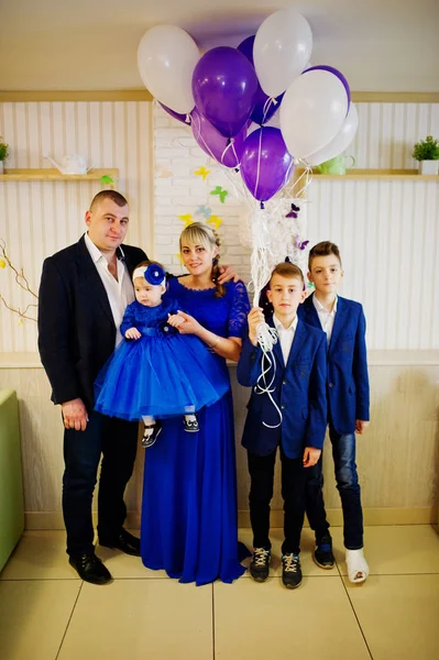 Famiglia felice con simpatica bambina al vestito blu.1 anno bir — Foto Stock