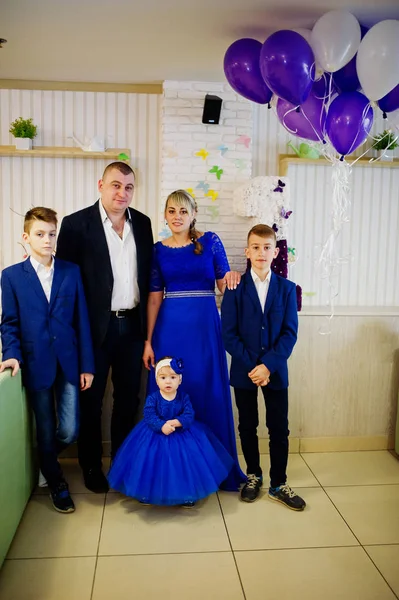 Šťastná rodina s roztomilý miminko holčička v modré dress.1 rok bir — Stock fotografie