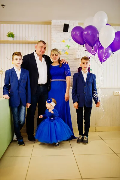 Sevimli küçük bebek kız mavi dress.1 yıl bir yönü ile mutlu aile — Stok fotoğraf