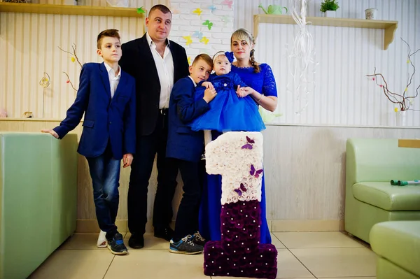 Família feliz com o bebê bonito pequena menina no azul dress.1 ano bir — Fotografia de Stock