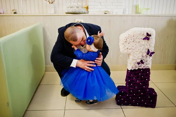 Χαριτωμένο μωρό κοριτσάκι στο μπλε φόρεμα κοντά ο αριθμός γενέθλια 1 έτους — Φωτογραφία Αρχείου