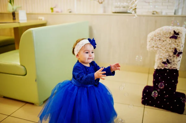 블루 드레스에 귀여운 아기 소녀 비누 거품과 함께 재생 합니다. 1 너희가 — 스톡 사진