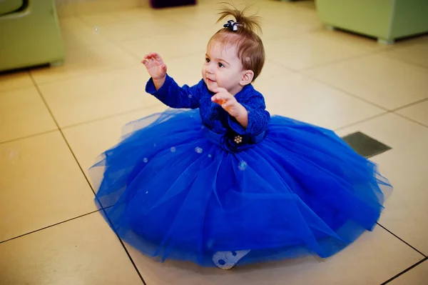 블루 드레스에 귀여운 아기 소녀 비누 거품과 함께 재생 합니다. 1 년 생일 날. — 스톡 사진