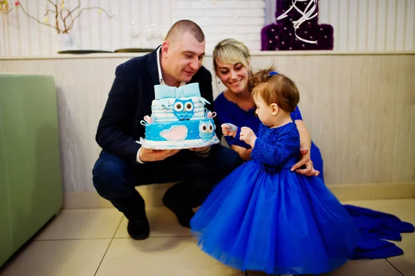 Menina bonito pequeno no vestido azul com 1 ano de bolo de aniversário, f — Fotografia de Stock