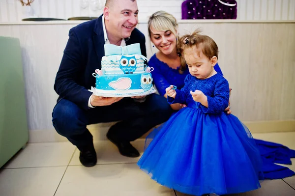 Roztomilá malá holčička v modré šaty s 1 rok narozeninový dort, f — Stock fotografie