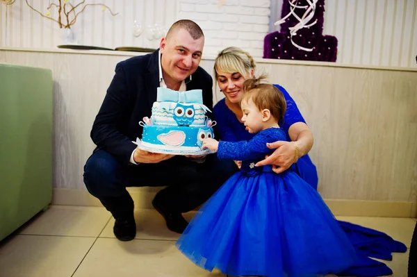 Carino bambina al vestito blu con 1 anno torta di compleanno, f — Foto Stock
