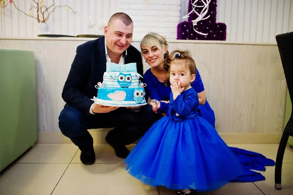 Menina bonito pequeno no vestido azul com 1 ano de bolo de aniversário, f — Fotografia de Stock