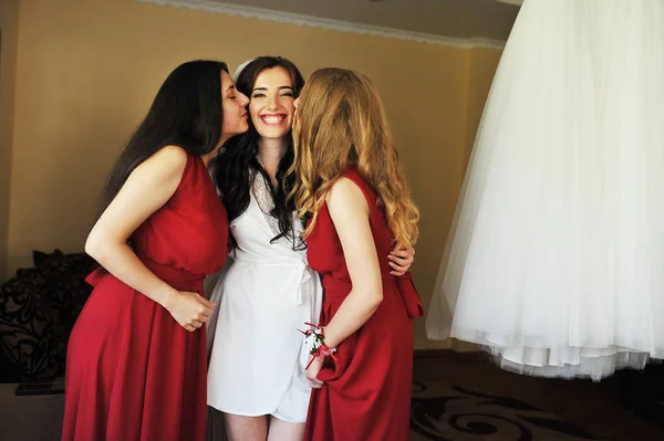 Feliz alegre morena noiva vestindo em seu quarto com dois noiva — Fotografia de Stock