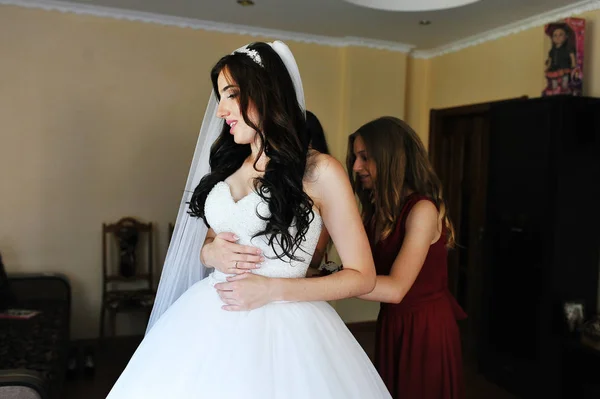 Happy cheerful brunette bride wearing at her room with two bride — Stock Photo, Image