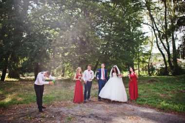 Nedime ve en iyi ile düğün çift içki şampanya mans