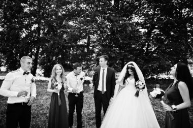 Nedime ve en iyi ile düğün çift içki şampanya mans