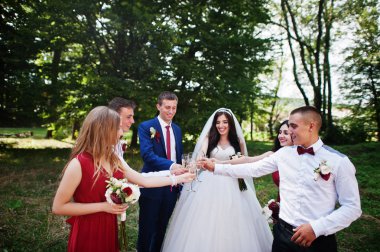 Nedime ve en iyi ile düğün çift içki şampanya mans