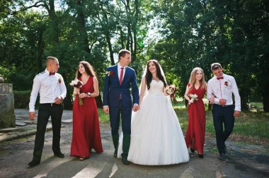 Nedime ve en iyi ile düğün çift açık yürüyüş mans.