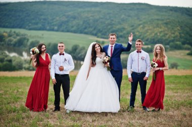 Nedime ve en iyi ile düğün çift açık yürüyüş mans.