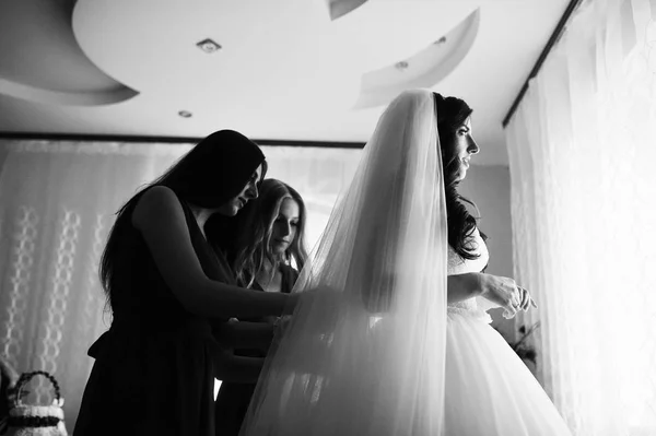 Boldog vidám barna menyasszony visel a szobáját két menyasszony — Stock Fotó