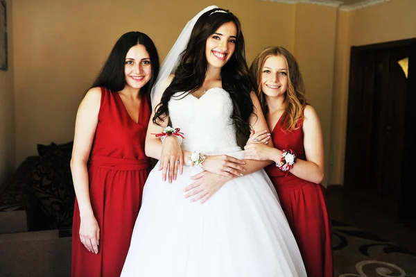Feliz alegre morena novia vistiendo en su habitación con dos novia —  Fotos de Stock