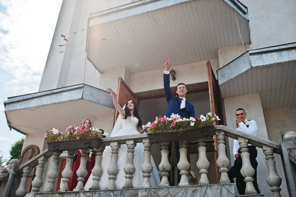 Couple de mariage hors de la cérémonie de l'église contre les portes . — Photo