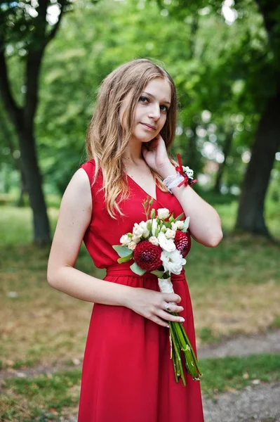 Sevimli kız nedime elbisenin düğün buket el ile.