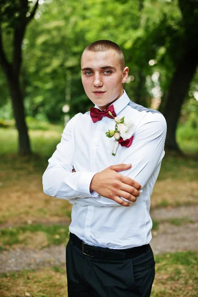 Retrato de jovem melhor homem menino no casamento . — Fotografia de Stock