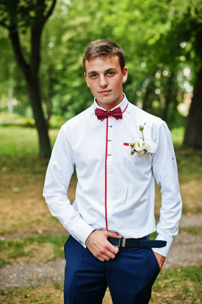 Портрет молодого хлопчика на весіллі . — стокове фото