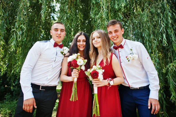 Druhny w czerwone sukienki z drużba lub drużbą na ślubie — Zdjęcie stockowe