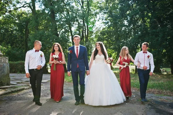 Nedime ve en iyi ile düğün çift açık yürüyüş mans.